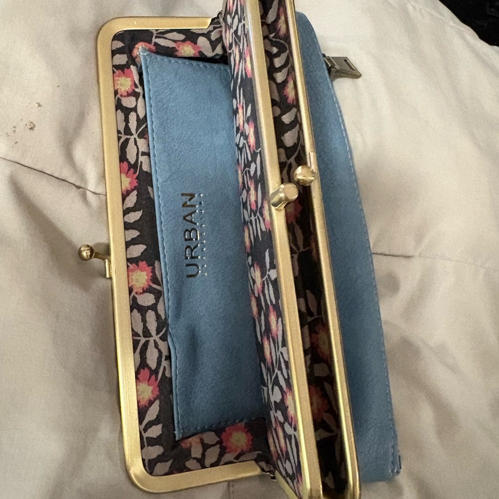 Urban Expressions Light Blue Leather Kiss-Lock Clutch with Brass Trim - Picture 4 of 11